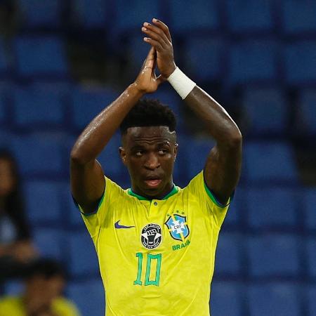 Vini Jr, do Brasil, aplaude torcedores após ser substituído no amistoso contra Guiné, na Espanha - Albert Gea/Reuters