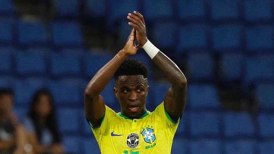 Vini Jr, do Brasil, aplaude torcedores após ser substituído no amistoso contra Guiné, na Espanha