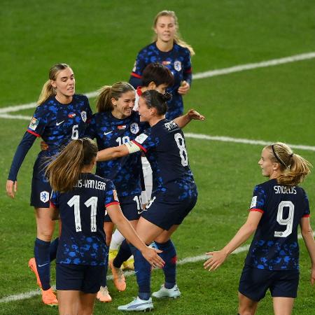 Jogadoras da Holanda comemoram gol sobre Vietnã na Copa feminina