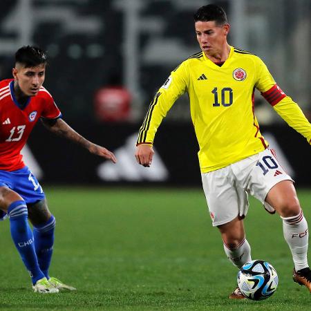 James Rodríguez em ação durante Chile x Colômbia pelas Eliminatórias