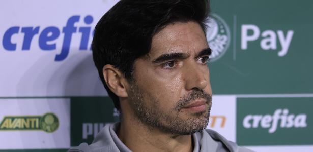Abel critica estratégia tática do Palmeiras em partida de futebol.