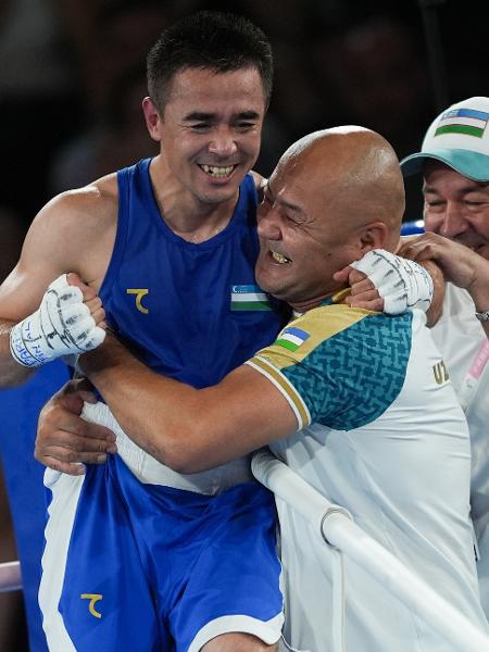 O boxeador Hasanboy Dusmatov (C), durante sua festa pelo ouro olímpico; seu treinador, Tulkin Kilichev (D), sofreu um infarto após a luta