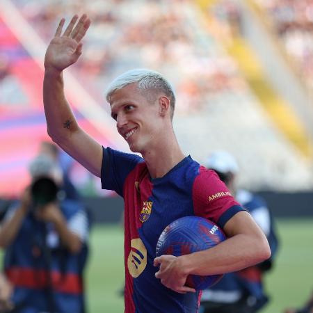 Dani Olmo antes da partida entre Barcelona e Monaco, pelo Troféu Joan Gamper