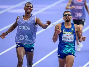 Júlio Agripino domina, quebra recorde e é campeão paralímpico nos 5000m T11