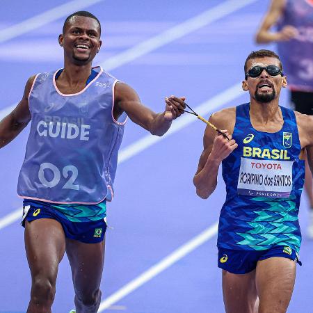 Júlio Agripino e seu guia durante a prova dos 5000m T11 no atletismo das Paralimpíadas