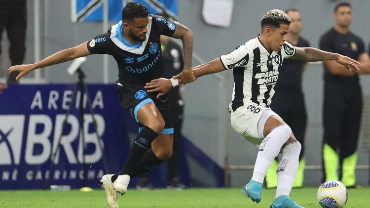 Reinaldo, do Grêmio, e Matheus Martins, do Botafogo, disputam a bola em duelo pelo Brasileirão