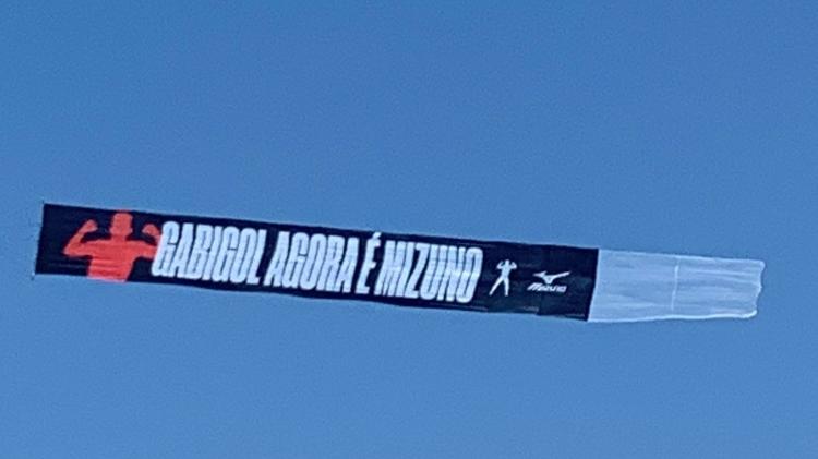 Empresa de material esportivo japonesa "Mizuno" anuncia patrocínio a Gabigol, do Flamengo, na orla do Rio