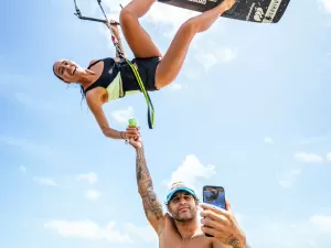 Italo Ferreira se arrisca no kitesurfe com aula de brasileira tetra mundial