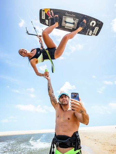 Italo Ferreira aprende kitesurfe com Bruna Kajiya em Taíba - Marcelo Maragni/Red Bull