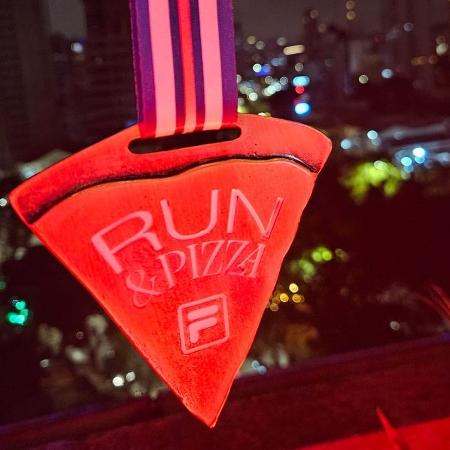 Medalha do Run & Pizza, evento da Fila em São Paulo, teve formato de pizza - Bruno Madrid/UOL