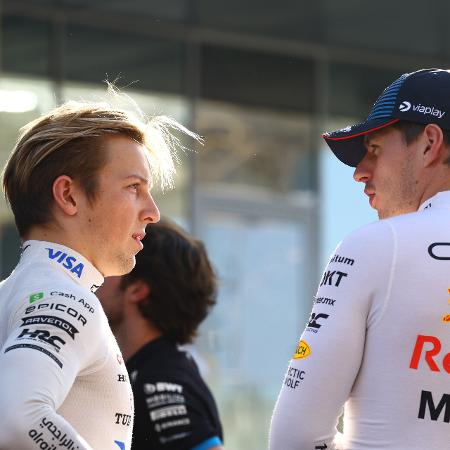 Liam Lawson e Max Verstappen durante o GP de Abu Dhabi