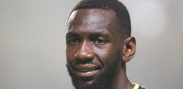 Cruzeiro contrata Bolasie, ex-Criciúma, reforçando o elenco para próxima temporada.