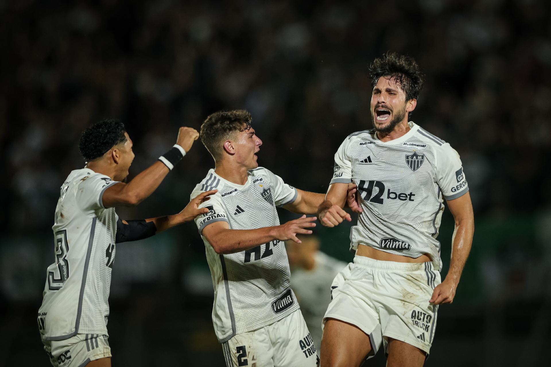 CHAPEU NO TRICOLOR?!! Fluminense entra forte na disputa por zagueiro!