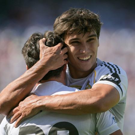 Fran García abraça Gonzalo García após marcar em Real Madrid x Borussia Dortmund, partida do Mundial Fran García abraça Gonzalo García após marcar em Real Madrid x Borussia Dortmund, partida do Mundial