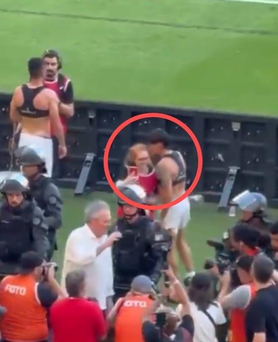 Bernabei, do Inter, tira fone de ouvido de jornalista durante comemoração