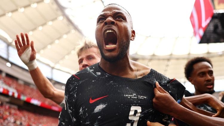 Larin comemora gol do Canadá contra o Qatar na Copa