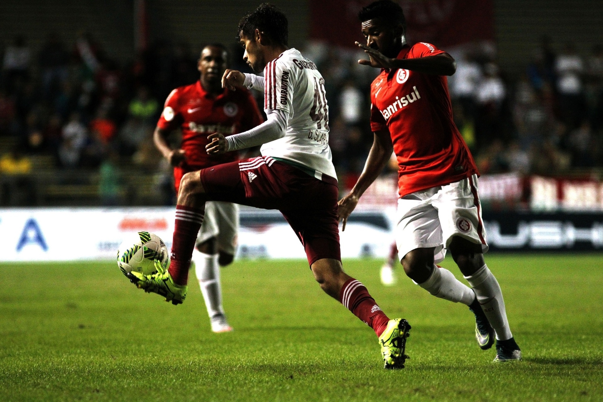 Gustavo Scarpa briga pela bola com jogadores do Internacional na partida do Flu pela Florida Cup - NELSON PEREZ/FLUMINENSE F.C