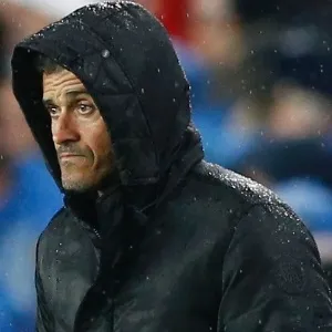 Luis Enrique orienta o Barcelona contra o Arsenal pela Liga dos Campeões - Carl Recine/Reuters
