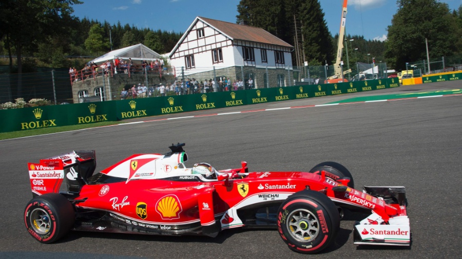 Sebastian Vettel, da Ferrari, defende vantagem de 14 pontos no campeonato - AFP PHOTO / JOE KLAMAR