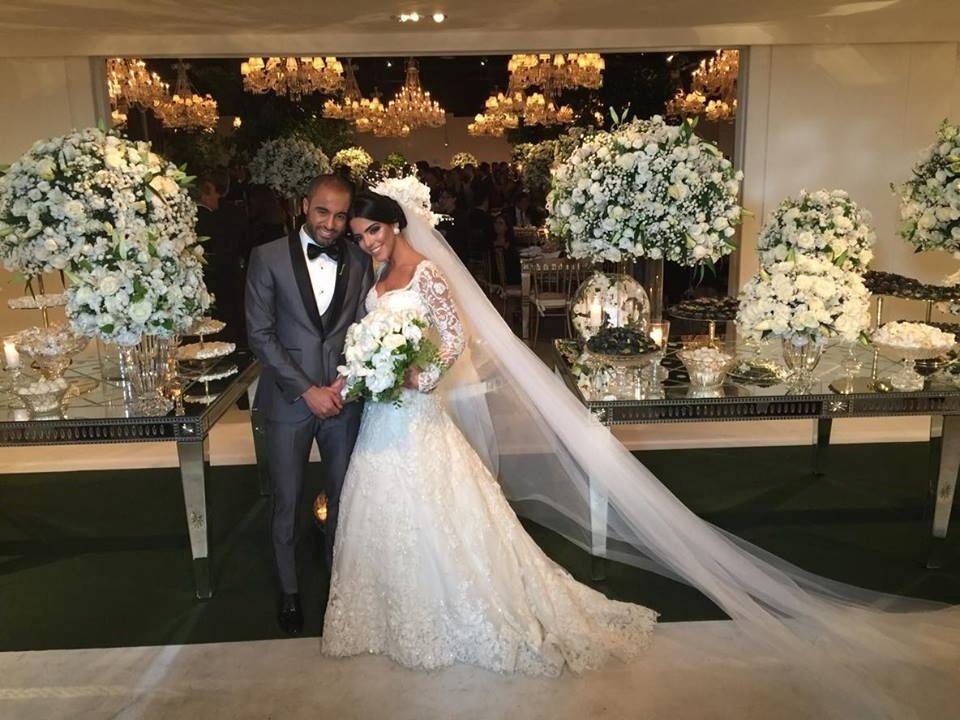 Lucas Moura e sua noiva, Larissa Saad, posam para fotos no casamento - Luiza Oliveira (UOL)