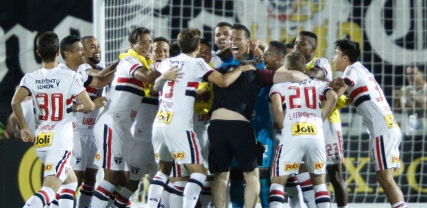 Jogadores do São Paulo comemoram vitória nos pênaltis sobre o Corinthians, na final da Flórida Cup - Gregg Newton/AFP