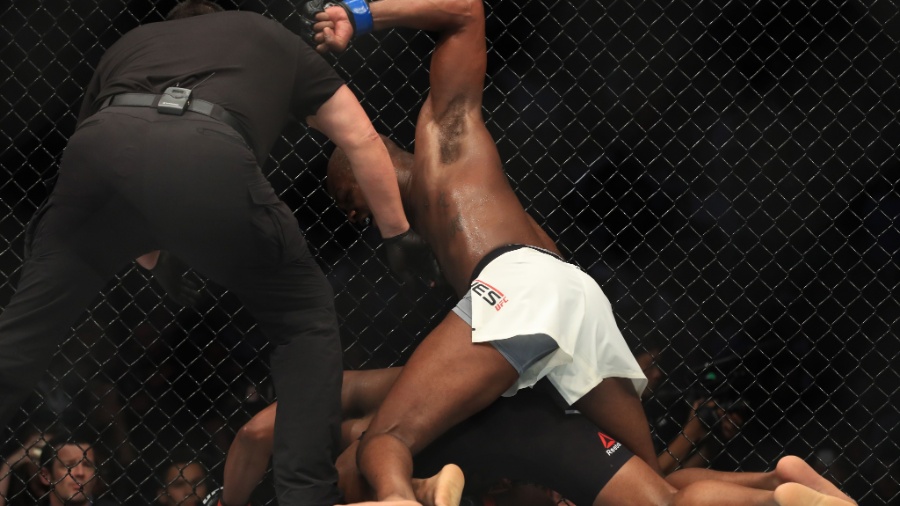 Jon Jones golpeia Daniel Cormier para nocauteá-lo em luta válida pelo UFC 214 - Sean M. Haffey/Getty Images/AFP