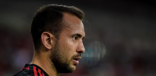 Everton Ribeiro em ação pelo Flamengo contra o Vitória - Thiago Ribeiro/AGIF - Thiago Ribeiro/AGIF