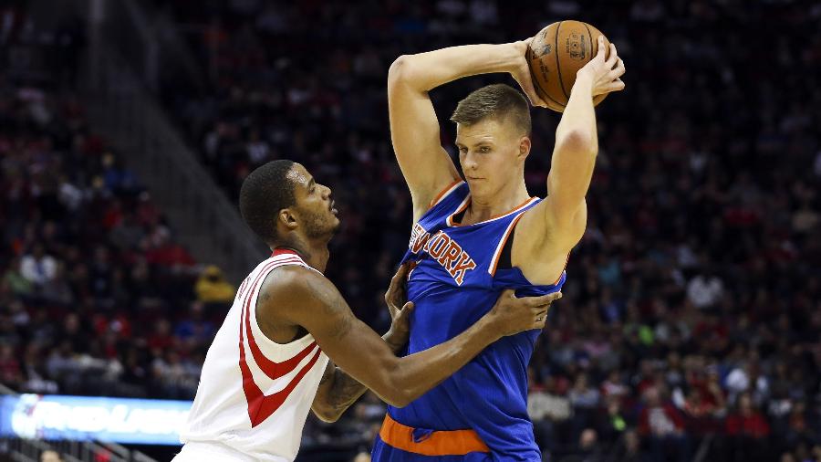 Kristaps Porzingis (de azul), durante partida entre Knicks e Rockets - Troy Taormina/USA TODAY Sports