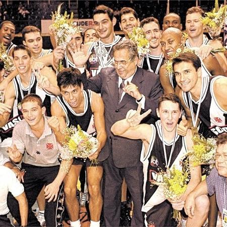 Eurico Miranda comemora título nacional do time de basquete do Vasco em 2001