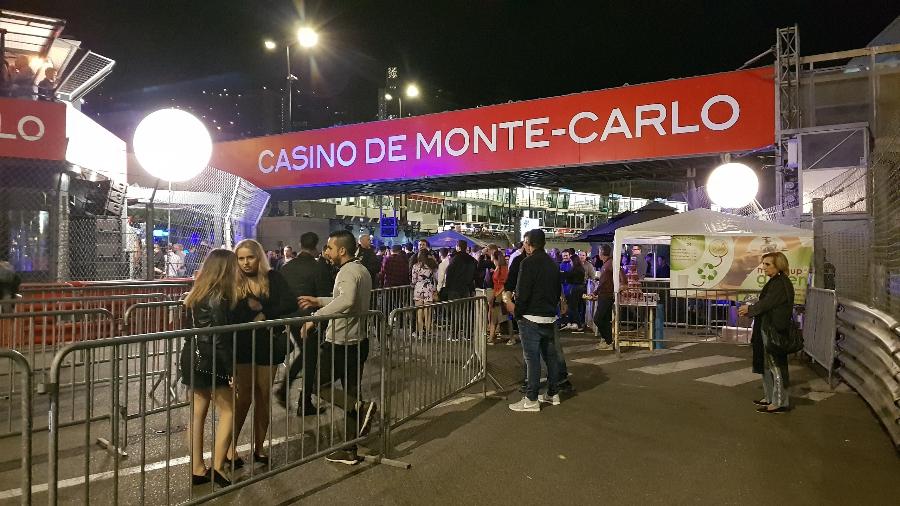 Curva Rascasse vira balada ao ar livre nas noites em Mônaco - Julianne Cerasoli