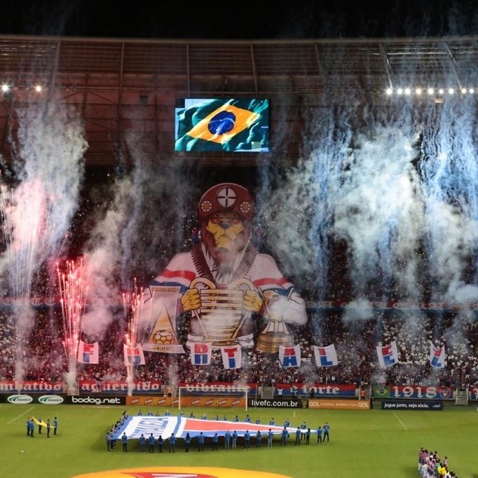 Torcida do Fortaleza faz festa em jogo da Libertadores na Arena