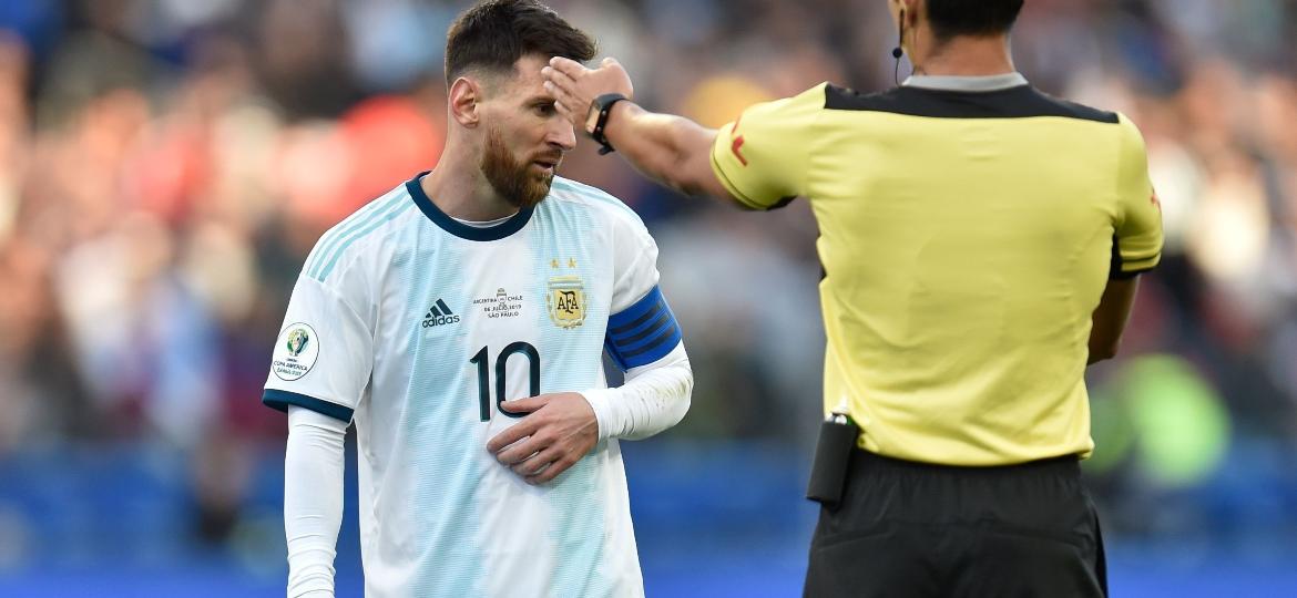 Lionel Messi foi expulso pelo árbitro paraguaio Mario Díaz após confusão em campo na disputa de terceiro lugar da Copa América - Douglas Magno/AFP