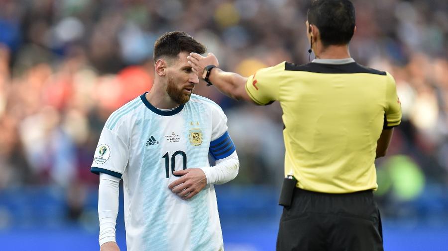 Messi se envolveu em polêmicas com a arbitragem durante a Copa América no Brasil -  Douglas Magno/AFP