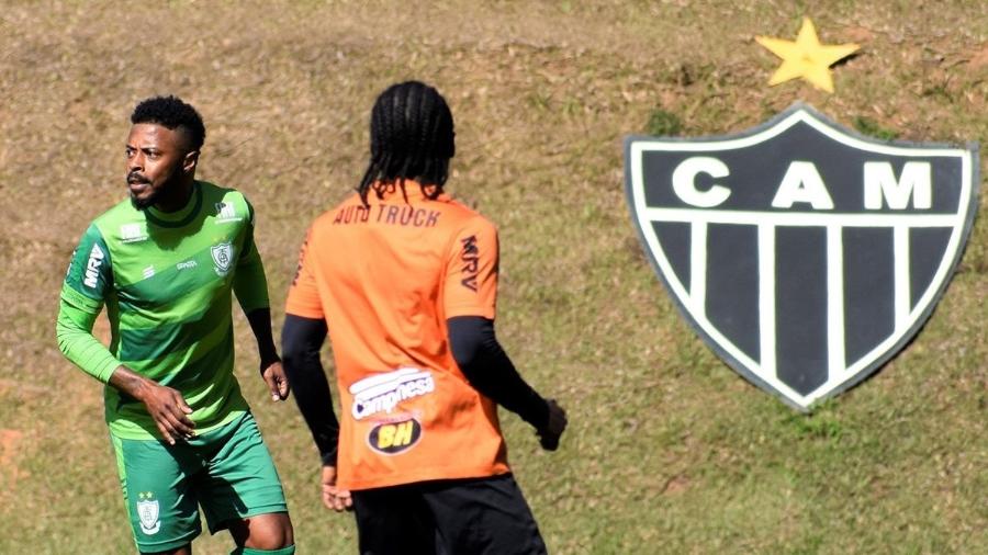 Michel Bastos em jogo-treino do América-MG contra o Atlético-MG - Divulgação/América-MG