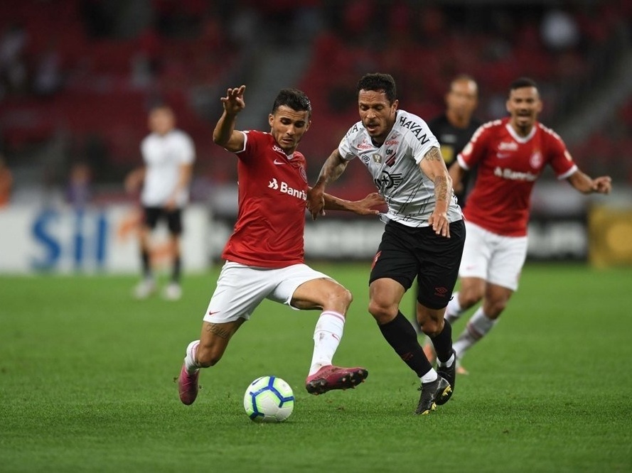 Athletico-PR 0 x 0 Internacional: VAR, lances e gol de mão anulado em jogo  do Brasileirão