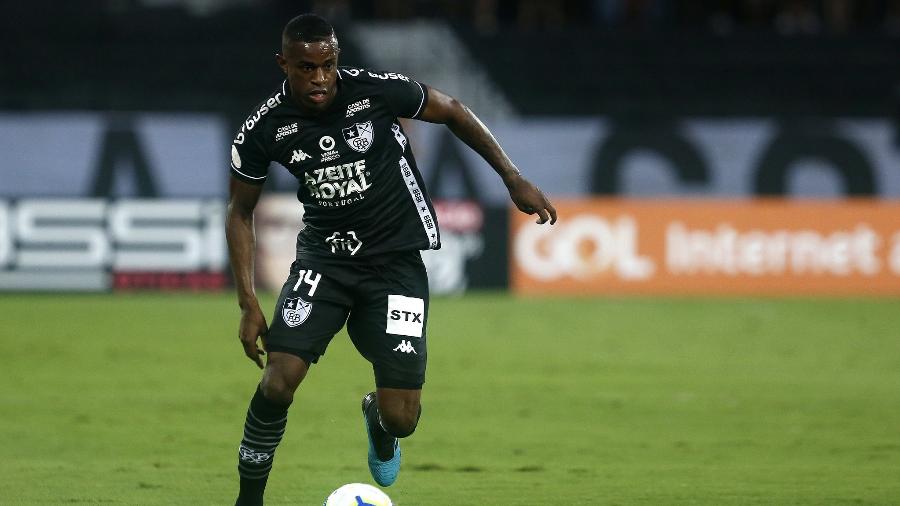 Marcelo ganhou vaga de Carli e tem tido bons resultados no Botafogo - Vitor Silva/Botafogo