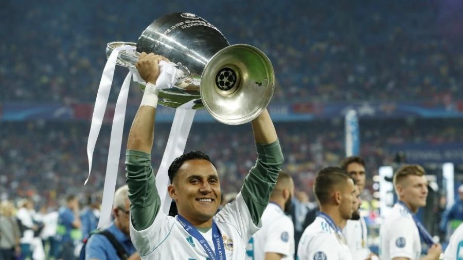 Keylor Navas ergue a taça da Liga dos Campeões após conquista do Real Madrid - VI Images/Getty Images