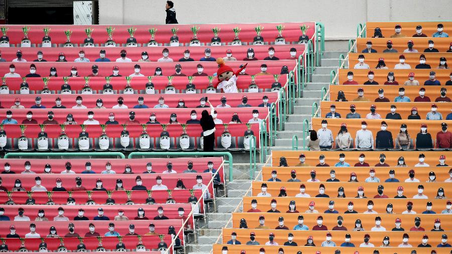 Partida de beisebol na Coreia do Sul entre SK Wyverns e Hanwha Eagles teve painel de torcedores - Chung Sung-Jun/Getty Images