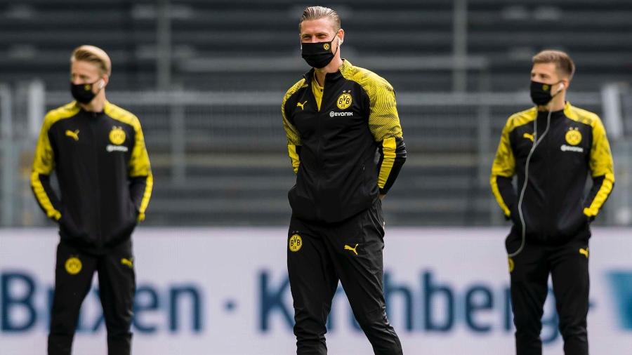 Jogadores do Borussia Dortmund chegam de máscara para fazer o reconhecimento do campo antes de partida contra o Schalke 04 na volta do Campeonato Alemão - Reprodução/Twitter/Borussia Dortmund