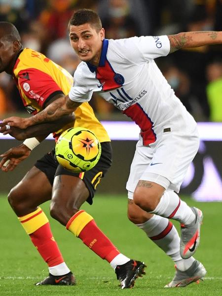 10.09.2020 - Marco Verratti, do PSG, disputa a posse da bola com Gael Kakuta, do Lens, em partida do Campeonato Francês - DENIS CHARLET/AFP