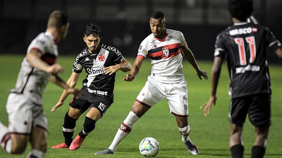 Volante Andrey deve estar de volta ao Vasco na decisiva partida contra o Botafogo nesta quarta-feira - Jorge Rodrigues/AGIF