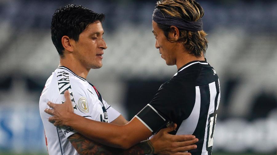 Germán Cano e Keisuke Honda se cumprimentam no Vasco x Botafogo: foram companheiros no Pachuca (MEX) - Vitor Silva/Botafogo