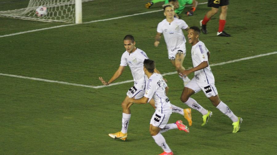 Kaiky comemora gol do Santos contra o Deportivo Lara, pela segunda preliminar da Libertadores - Fernanda Luz/AGIF