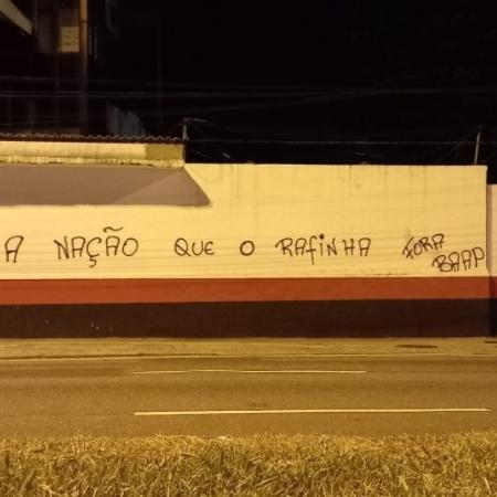 Muro da Gávea, sede do Flamengo, é pichado com cobranças - Reprodução/Twitter