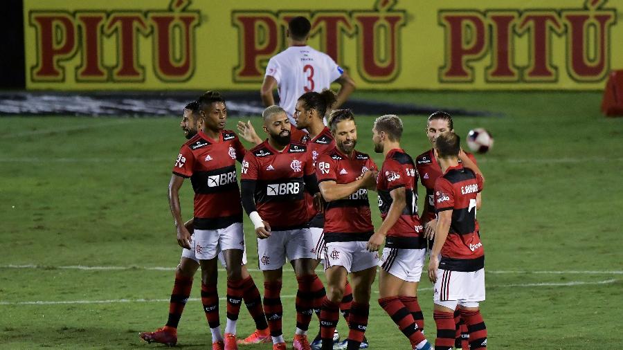 Jogadores do Flamengo comemoram gol contra o Bangu, pelo Campeonato Carioca - Thiago Ribeiro/AGIF