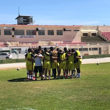 Equipe do ASA  durante reconhecimento do gramado no Estádio Adauto Moraes - Ascom
