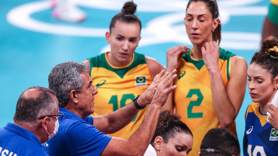 José Roberto Guimarães conversa com jogadores do Brasil durante duelo com o Japão, no vôlei feminino, nos Jogos Olímpicos de Tóquio - Wander Roberto/COB
