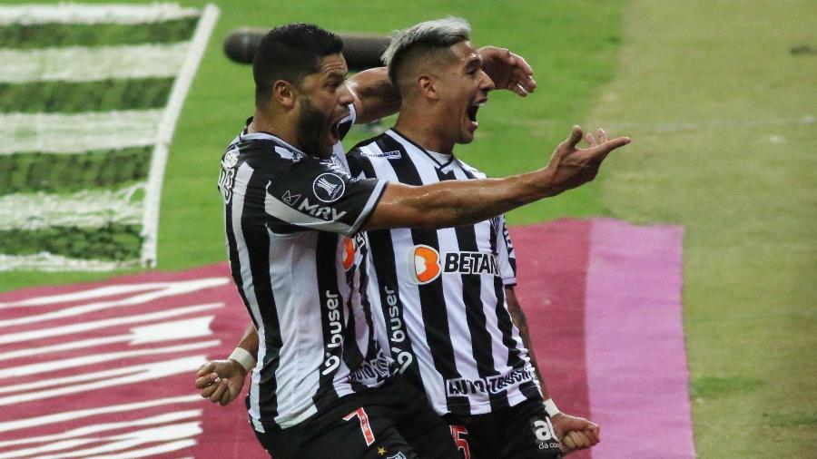 Hulk e Zaracho comemoram gol do Atlético-MG contra o River Plate na Libertadores - Fernando Moreno/AGIF