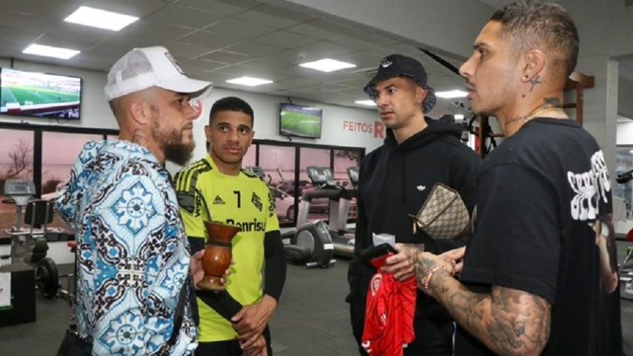 D"Alessandro conversa com Taison, Cuesta e Guerrero em visita ao CT do Inter - Divulgação/Inter
