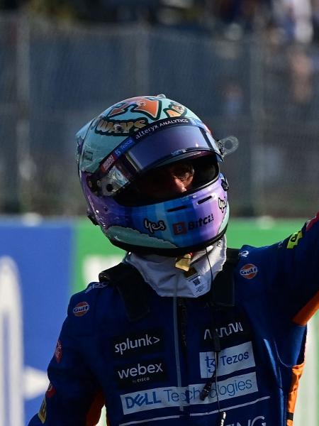 Daniel Ricciardo, da McLaren, acena ao fim do classificatório sprint do Grande Prêmio da Itália, em Monza - Andrei Isakovic/AFP